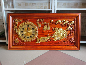 Tranh gỗ Đồng Hồ Di Lặc kéo tiền dát vàng 81cm x 41cm - tgpx2191