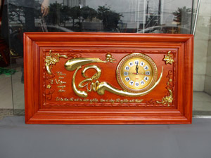 Tranh gỗ hương đồng hồ chữ Tâm thư pháp thếp vàng 88cm x 48cm - TGPX2295